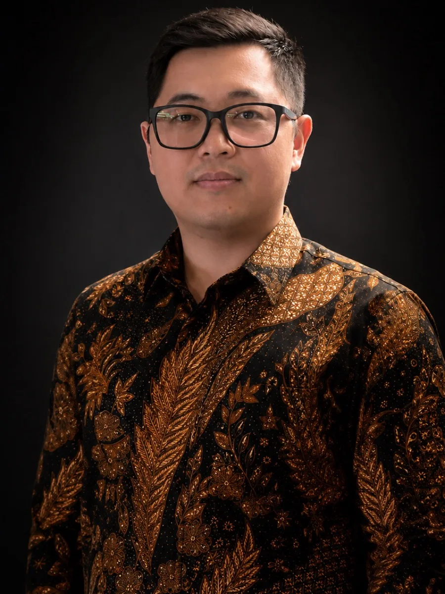 Akwari, Founding Partner Prime Family, mengenakan batik lengan panjang